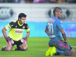 Ni el arquero Antonio Rodríguez ni el veterano central Carlos Salcido pudieron contener a la juvenil y veloz ofensiva del Pachuca. MEXSPORT /