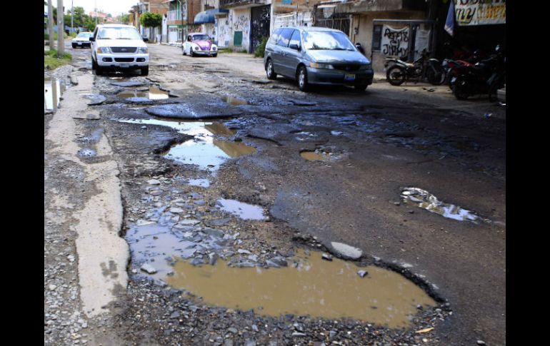 Así está la cinta asfáltica de la Avenida Tamiahua, en Tlaquepaque.  /