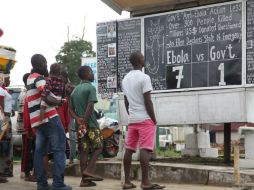 Liberianos leen el pizarrón diario sobre la situación del brote de ébola en Monrovia. EFE /