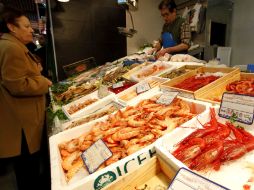 En esta temporada del año se debe de tener un especial cuidado al adquirir pescados y mariscos. ARCHIVO /