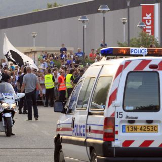 Violencia en futbol francés deja 44 policías heridos