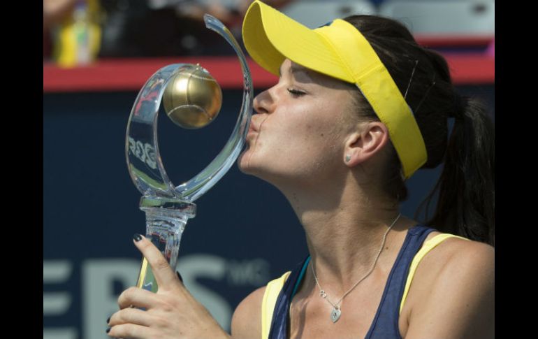 Agnieska Radwanska se lleva la Copa Rogers en Canadá. AP /