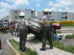 Elementos de bomberos y Protección Civil llegaron al lugar.  /