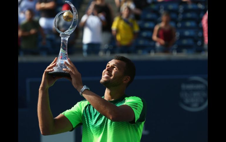 Tsonga posa con su trofeo. AFP /