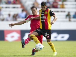 Aarón Galindo, de Toluca y Andres Ríos, de Leones Negros disputan el balón MEXSPORT /