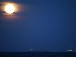 La luna de esta noche, de acuerdo con astrónomos, es más brillante que la que iluminó la Tierra en julio pasado. AFP /