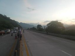 El pasado viernes, un grupo de manifestantes de la Upoeg bloquearon la Autopista del Sol. ARCHIVO /