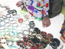 Artesanías. Una mujer indígena muestra pulseras y collares elaborados por ella misma.  /