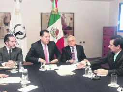 El senador Luis Sánchez presentó a la CNDH, presidida por Raúl Plascencia, una denuncia y pruebas sobre los hechos ocurridos en Puebla. SUN /