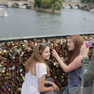París propone 'selfies' para acabar con los 'candados del amor'