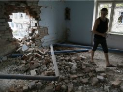 Un prisionero inspecciona los daños en una instalación de alta seguridad después de los bombardeos en Donetsk. AFP /