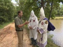 ''Salvemos nuestra tierra, únete al Klan'', es una de las consignas del Ku Klux Klan en los Estados Unidos. ESPECIAL /