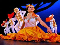 Los bailarines, ataviados en coloridos vestuarios, invitaron al público a mover sus cuerpos al son del danzón. ESPECIAL /