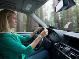 Navdy es un pequeño aparato que proyecta en la parte interior del parabrisas la información de nuestro celular. ESPECIAL /