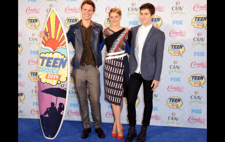 'Esta película fue realmente sobre el amor', declara Elgort al subir a recibir uno de sus enormes trofeos. AP /