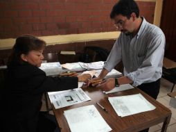 En el DF sólo aprobaron poco más de dos mil 500 y se requerían más de cinco mil docentes para cubrir plazas de preescolar y secundaria. ARCHIVO /