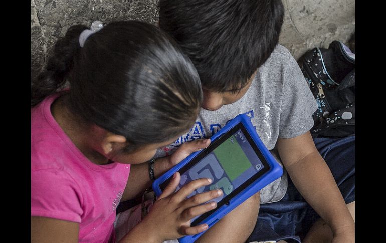 Un usuario joven tiene en promedio seis aplicaciones abiertas y abre las ventanas cada 50 segundos. ARCHIVO /