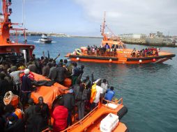 Los buques de la Guardia Civil y la Cruz Roja llevan a los rescatados a la costa sur de España. AFP /
