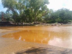 Ocurre un derrame de ácido sulfúrico en una de las represas de contención de una empresa minera. ESPECIAL /