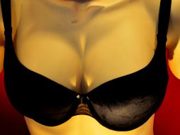 Aunque muchas mujeres lo que esperan al llegar a casa es quitarse el sostén y los zapatos, es una prenda necesaria en guardarropa. ARCHIVO /