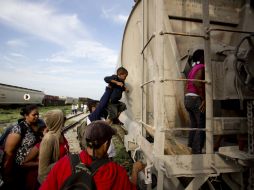 Desde octubre de 2013, casi 63 mil niños, han sido detenidos tratando de cruzar en solitario la frontera de México a EU. ARCHIVO /