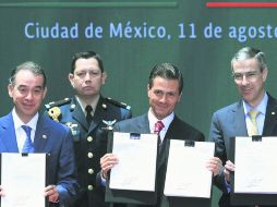 Enrique Peña Nieto (centro); el presidente del Senado, Raúl Cervantes (izq), y su par de la Cámara de Diputados, José González Morfín. EFE /