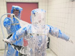 Prevención. Florian Steiner, especialista en enfermedades infecciosas, desinfecta a Thomas Klotzkowski, en Berlín. AFP /