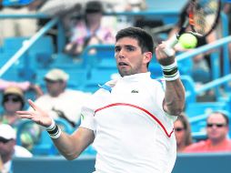Exigido. Delbonis regresa una pelota durante el juego. El argentino perdió el encuentro en tres sets. EFE /
