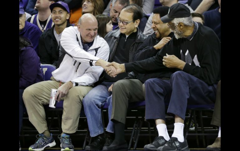 Ballmer (i) indicó que hará todo lo posible para que los Clippers brillen. AP /