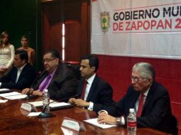 Héctor Robles (c) dice que las colonias beneficiadas son de alta marginación. Foto: ‏@zapopanprensa. ESPECIAL /