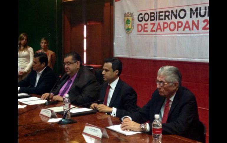 Héctor Robles (c) dice que las colonias beneficiadas son de alta marginación. Foto: ‏@zapopanprensa. ESPECIAL /