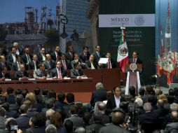 El Presidente Peña Nieto promulgo las leyes secundarias de la reforma energética; el PRD no asistió al Palacio Nacional. AP /