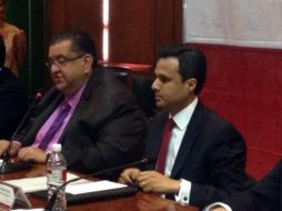 Francisco Ayón López en rueda de prensa con el alcalde de Zapopan, Héctor Robles. Tomada de @zapopanprensa. ESPECIAL /