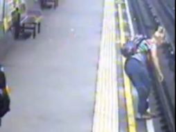 El video de seguridad del tren de Londres muestra el rescate. ESPECIAL /