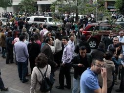 Ciudadanos salen a las calles tras sentir el temblor. AFP /