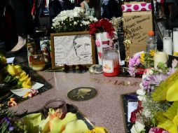 Flores y tributos colocados en el Paseo de la Fama en honor al actor estadounidense, Robin Williams. EFE /