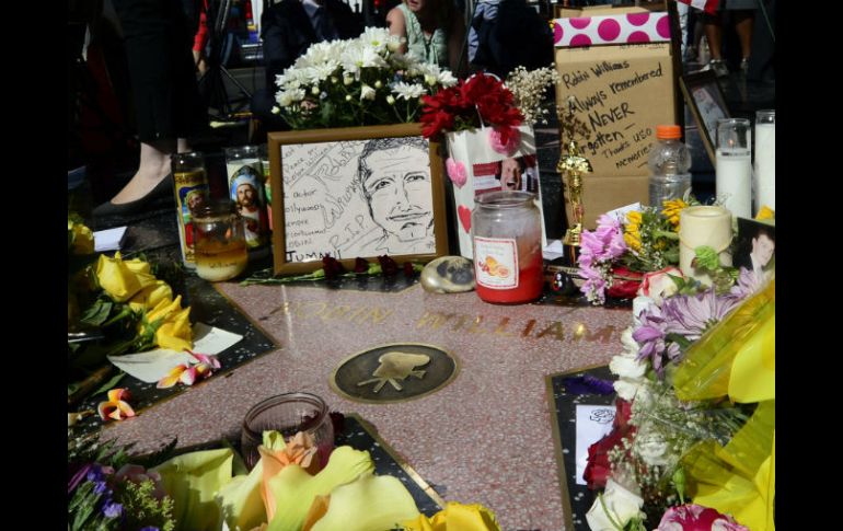 Flores y tributos colocados en el Paseo de la Fama en honor al actor estadounidense, Robin Williams. EFE /