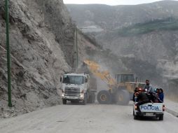 Personas son evacuadas por la policía en la Vía Panamericana por el deslizamiento de tierra ocurrido tras el sismo. EFE /