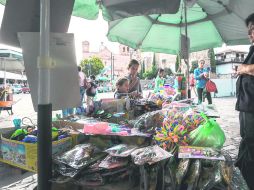 INVASIÓN. El ambulantaje contrasta con la belleza del Pueblo Mágico de Tapalpa.  /