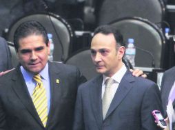 ACLARACIÓN. Mauricio Farah (derecha), junto al diputado perredista Silvano Aureoles, en San Lázaro. NTX /
