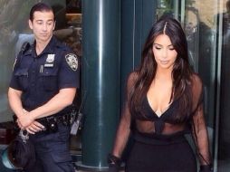Esta imagen muestra a un oficial mirando su trasero, la propia Kim comparte la fotografía en su cuenta de Instagram. ESPECIAL /
