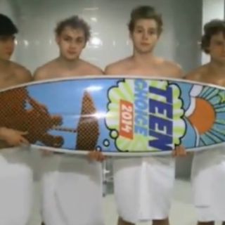 Cantante sufre penoso accidente al recibir premio