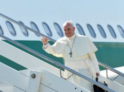 El Papa Francisco aborda el avión que lo llevará a Corea del Sur. AFP /