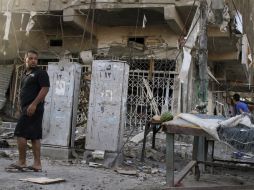 Vista de los daños registrados en varias tiendas en el lugar donde hizo explosión un coche bomba en un distrito de Bagdad. EFE /