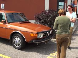 La sorpresa de la madre llegó hasta las lágrimas cuando vio el auto estacionado. Foto: YouTube. ESPECIAL /
