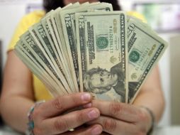 El tipo de cambio para solventar obligaciones denominadas en moneda extranjera en el país es de 13.1113 pesos. ARCHIVO /