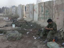 Un soldado israelí limpia su rifle en una región cerca de la frontera israelí con la Franja de Gaza. EFE /