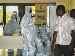 Trabajadores de salud se preparan para recibir cualquier emergencia en el Hospital Nacional en Abuja, Nigeria. EFE /