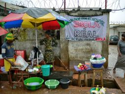 Un letrero señala el peligro del ébola a las afueras de un hospital de gobierno. AFP /