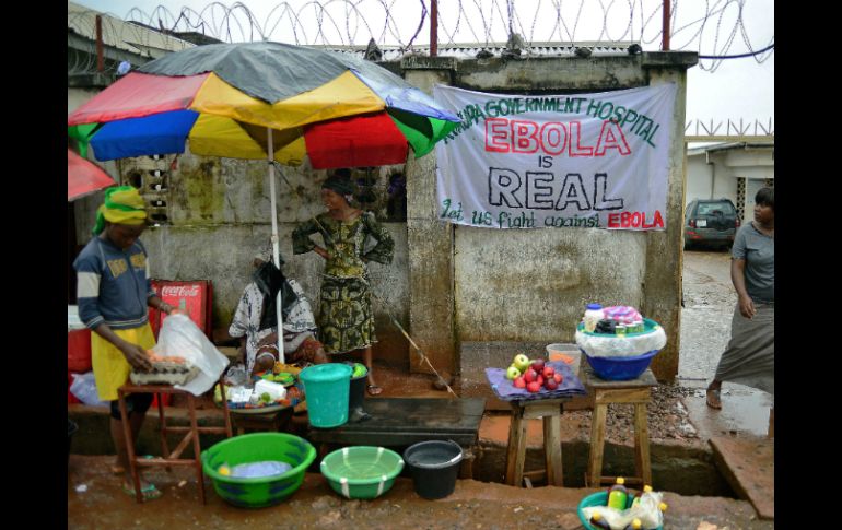 Un letrero señala el peligro del ébola a las afueras de un hospital de gobierno. AFP /
